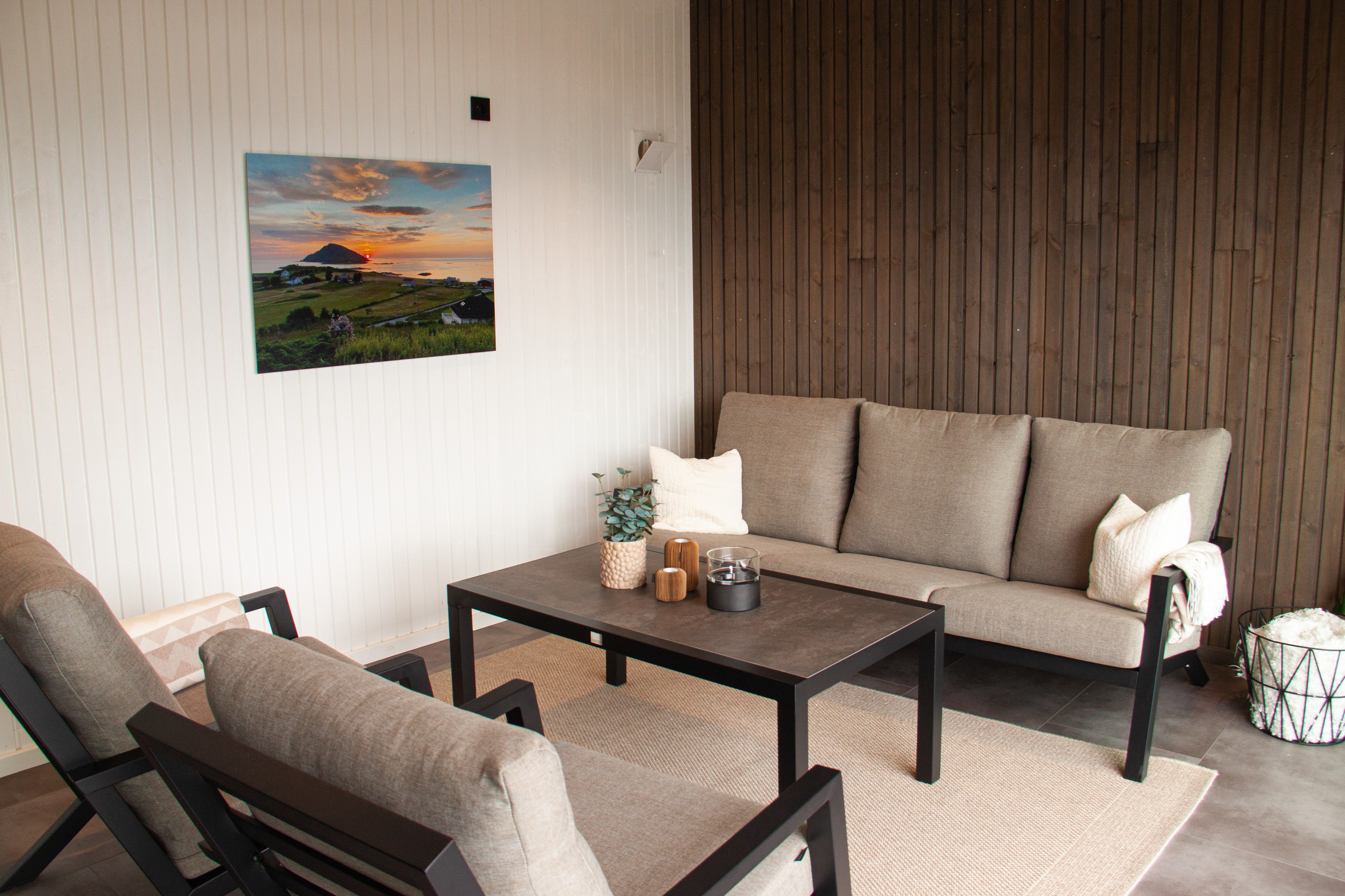 Frå overbygg til utestove: Her kan familien sitte på kalde haustdagar og nyte utsikta over hav og små øyer