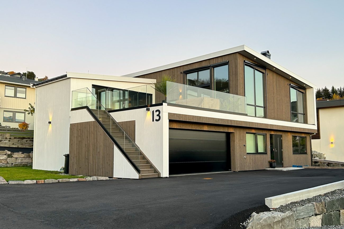 MODERNE: Den nye funkisboligen til Amalie Ristesund og Jon Erik Ertesvåg har to etasjer, med en koselig utestue og en stor terrasse på over 70 kvadratmeter.